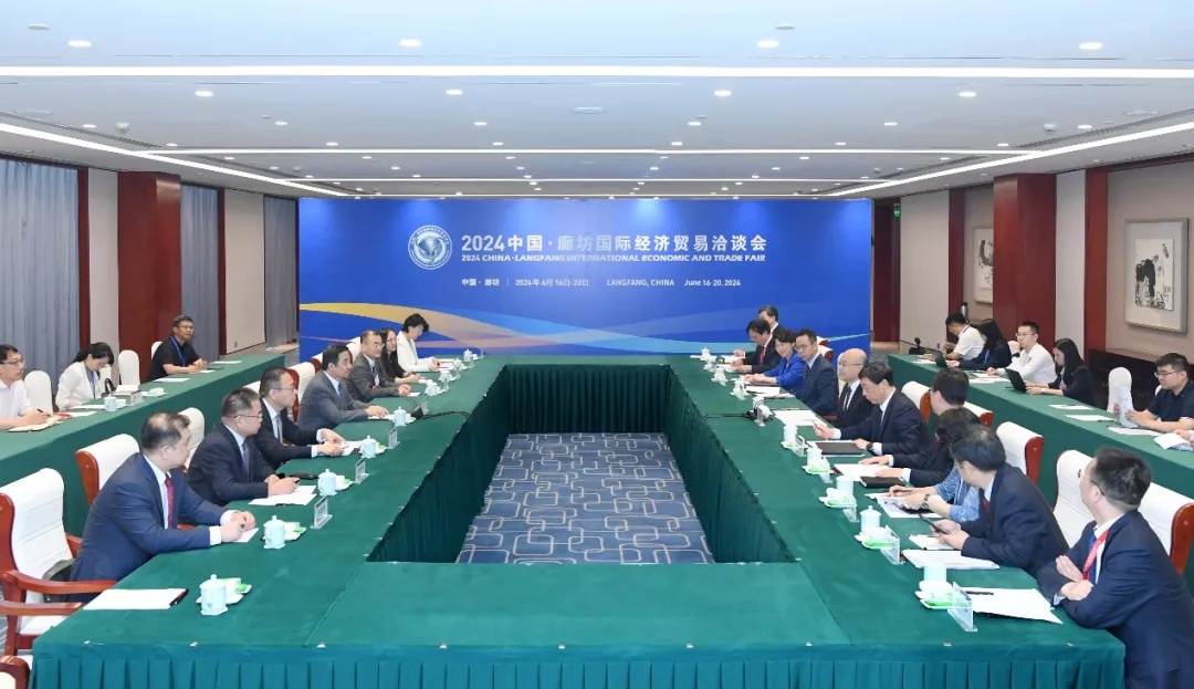 白忠泉董事長(cháng)與河北省王正譜省長(cháng)會(huì )談