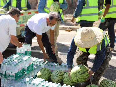 國藥天壇蘭州聯(lián)合蘭州高新區建設局為市政供電工人夏日送清涼